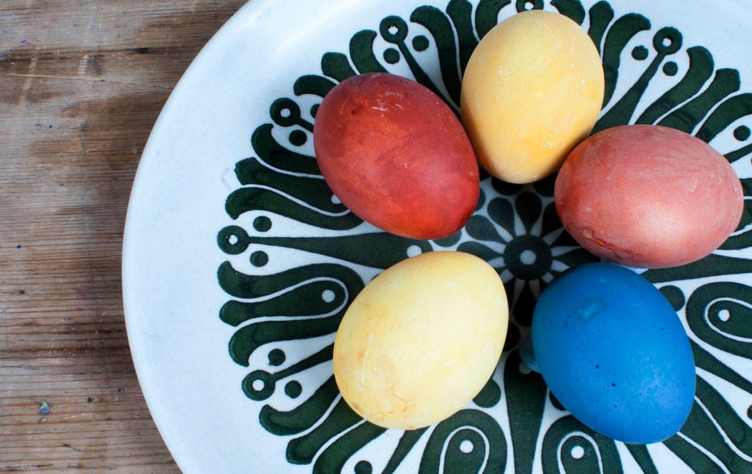 Naturally dyed eggs